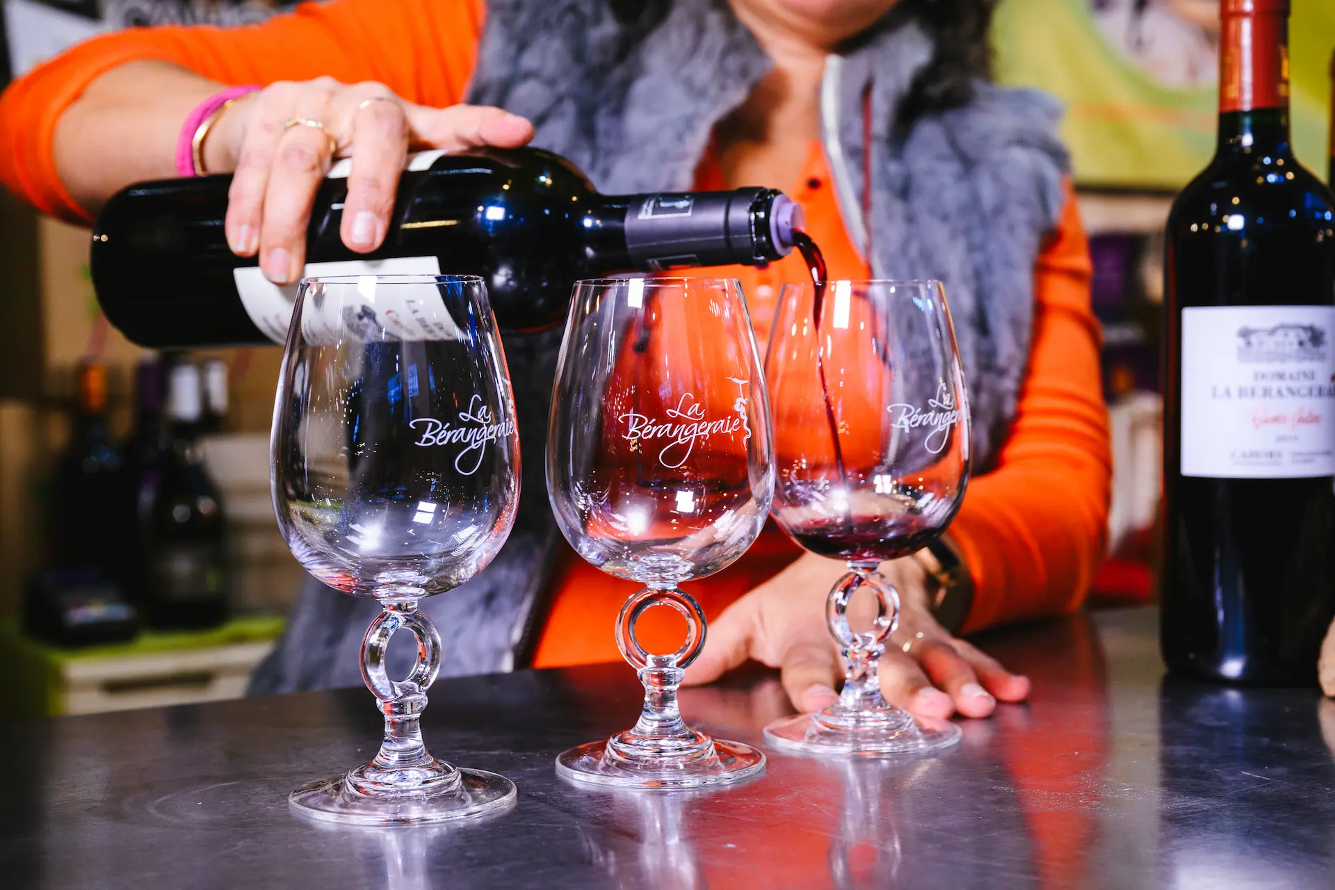 Dégustation de vin rouge servi dans des verres sur un salon Mer et Vigne