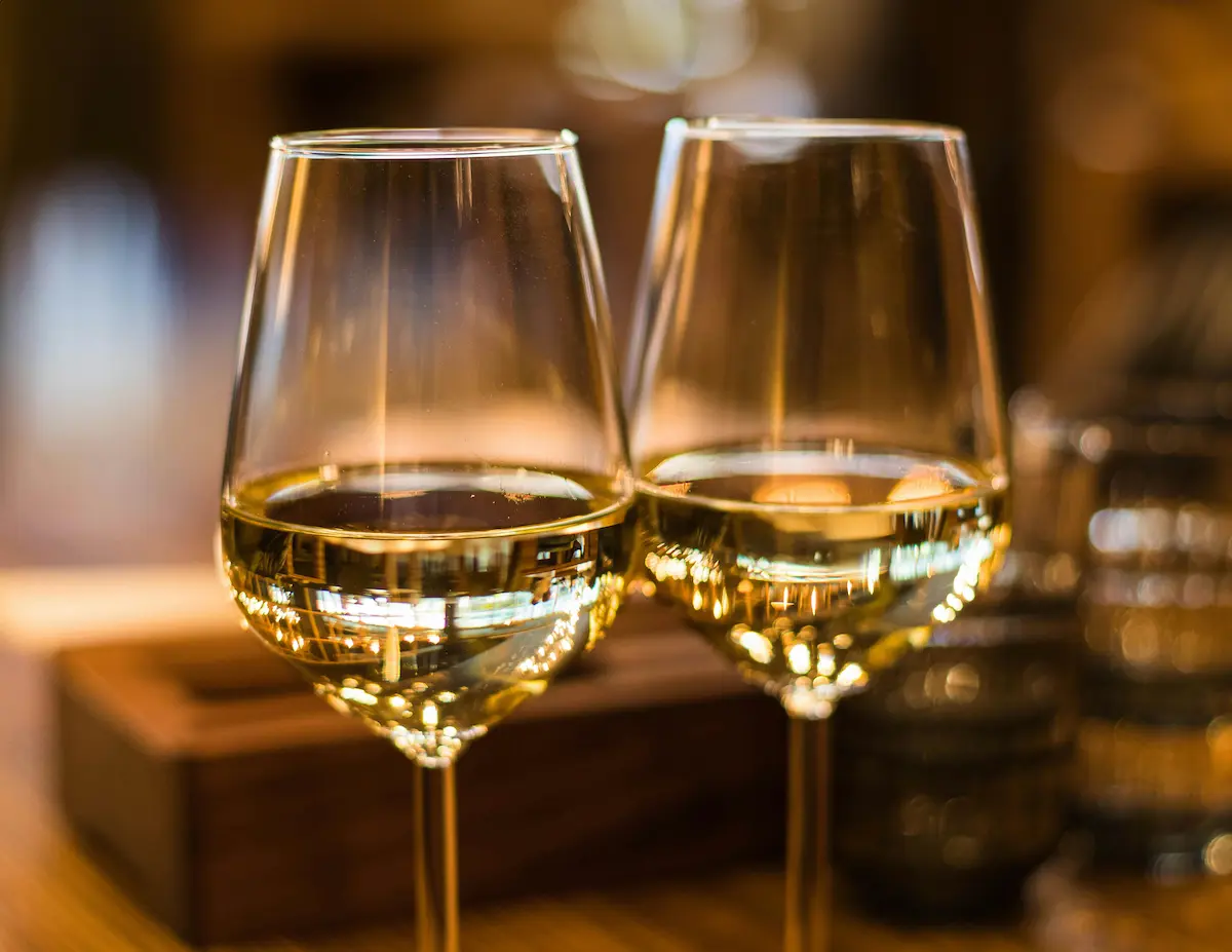 Deux verres de vin blanc lors d'une dégustation Mer et Vigne